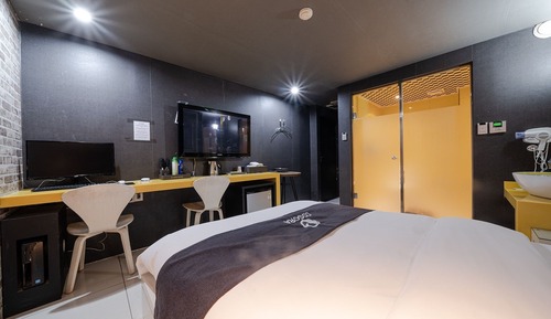 Room (Standard - Walk-in only (no cars allo)