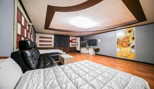 Room (Family Room)