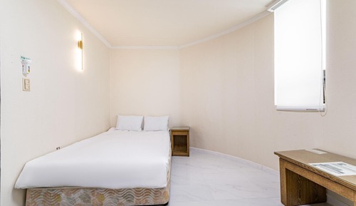 Room (Round Room - Bed)