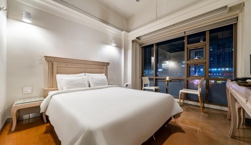 Room (Late check-out (Rooms are randomly as)
