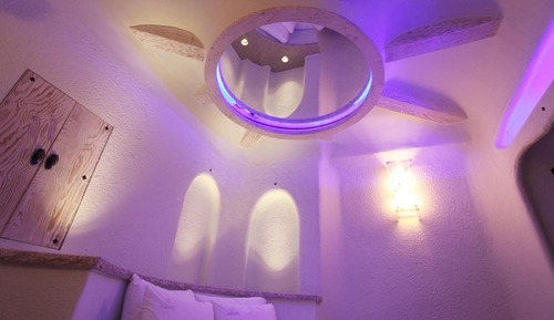 Room (Mirror)