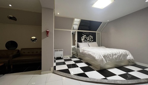 Room (Event Suite)