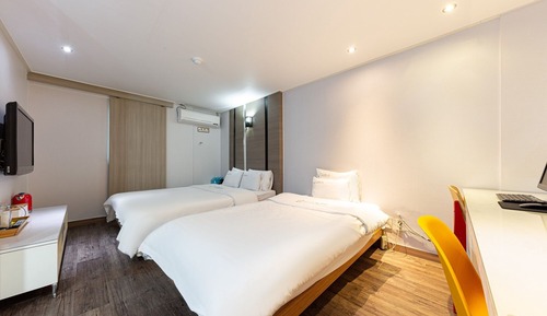 Room (Junior Suite (Twin Netflix available))