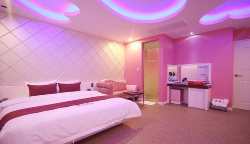 Room (Day lodging - up to 10 hours of use i)