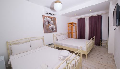 Habitación triple familiar, 1 habitación, no fumadores, vistas al jardín