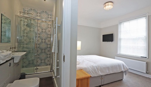Suite ejecutiva, baño privado, vistas al patio