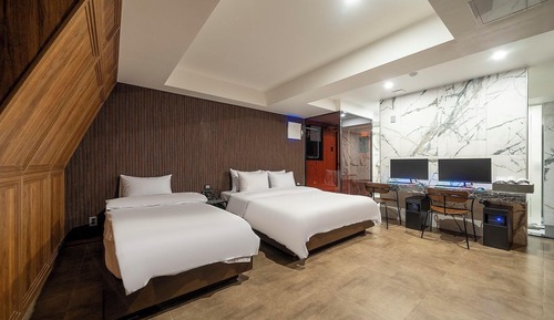 Room (VVIP (Netflix Disney/2 PCs for games/)