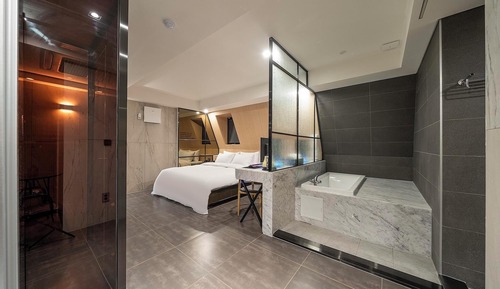 Room (VIP (Netflix Disney/2 PCs for games/d)