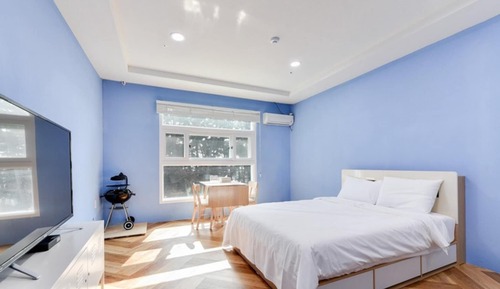 Room (Studio 206)