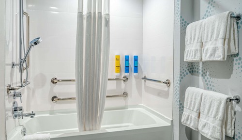 Habitación, 1 cama de matrimonio grande, accesible para personas con discapacidad, bañera