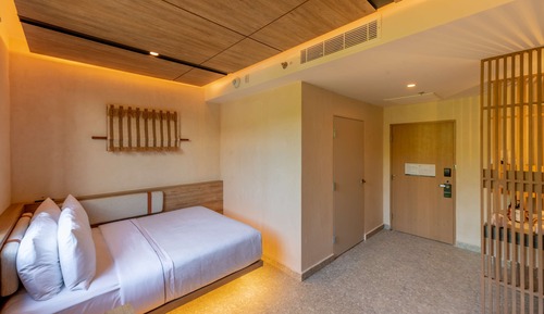 1 Queen, Mobility/Hearing Accessible 3X3 Shower