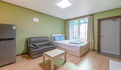 Room (Nari (Studio))