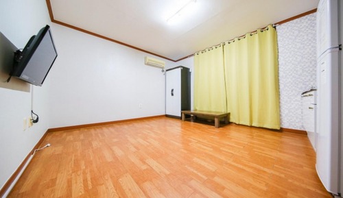 Room (Room 205)