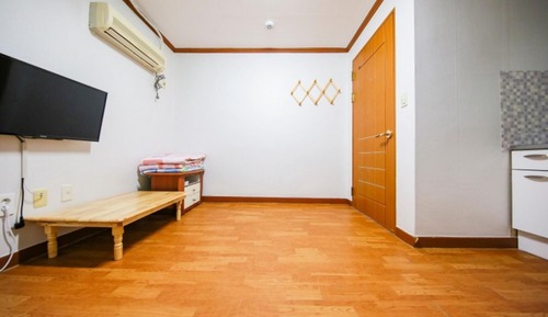 Room (Room 102)