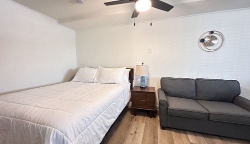 Estudio económico, 1 cama de matrimonio con sofá cama, frigorífico y microondas, junto a la piscina
