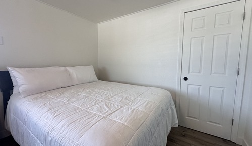 Estudio económico, 1 cama de matrimonio con sofá cama, frigorífico y microondas, junto a la piscina
