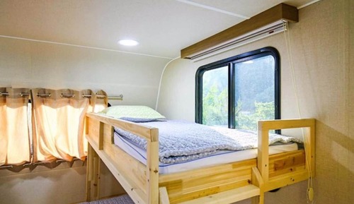 Room (Kiam Rock (Caravan))