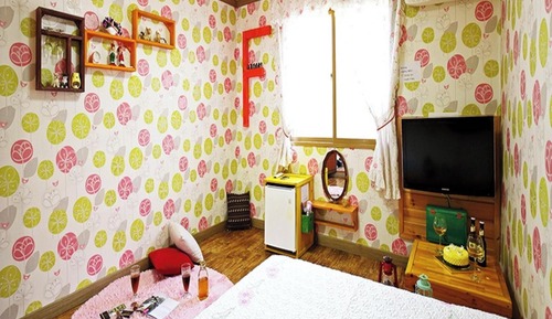 Room (Room 202)