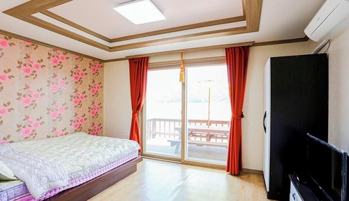 Room (Haedanghwa (Sweetbrier))
