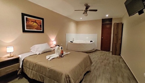Habitación Deluxe, 1 cama de matrimonio, bañera de hidromasaje, vistas a la piscina