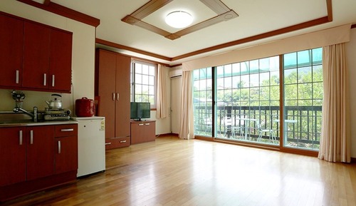 Room (Jade (211))