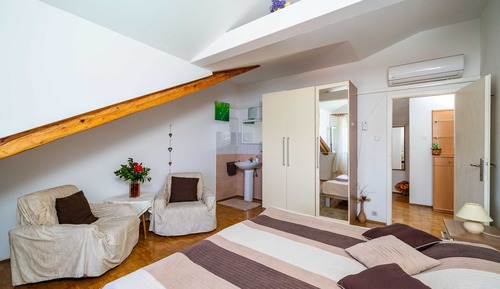 Apartamento (One Bedroom Apartment with Balcony an)