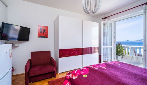 Estudio (Studio Apartment with Balcony and Sea)