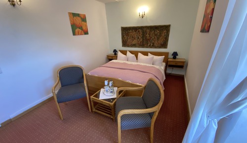 Habitación estándar con 2 camas individuales, 1 cama de matrimonio, baño compartido
