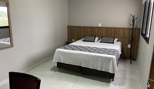 Habitación básica con 2 camas individuales