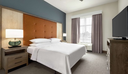 Suite, 1 cama de matrimonio grande (Roll-In Shower, Nonsmoking)