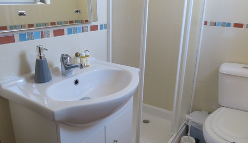 Habitación con 1 cama doble o 2 individuales, baño privado