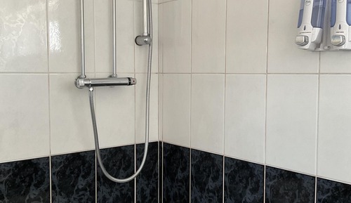 Habitación con 1 cama doble o 2 individuales, baño privado