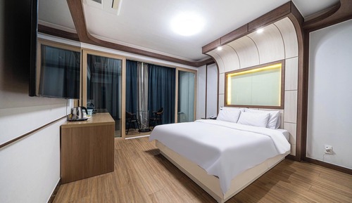 Room (Standard (5-star Simmons bed Samsung )