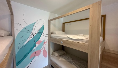 Dormitorio compartido básico, vistas a la piscina