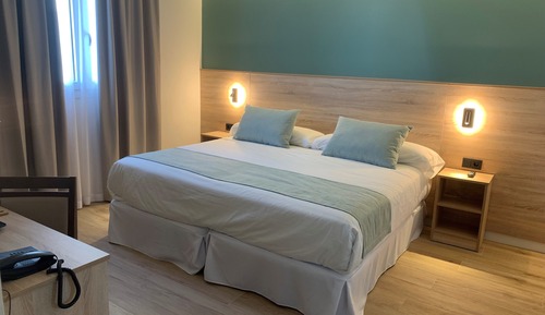 Habitación superior con 1 cama doble o 2 individuales