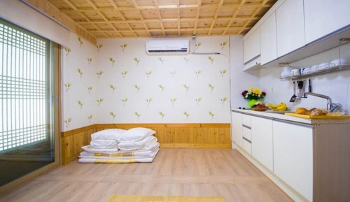 Room (Happy world)