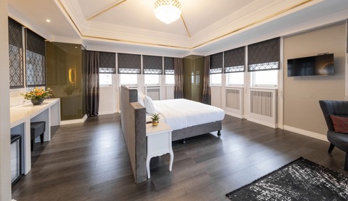 Deluxe Queen Room with Sea View