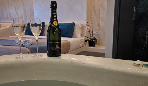 Saint Suite with indoor Jacuzzi bathtub