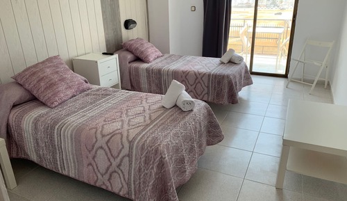 Habitación triple básica,  vistas al mar, 1 cama doble y 1 cama individual