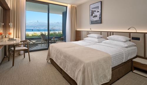 Habitación superior con 2 camas individuales, balcón, vistas al mar