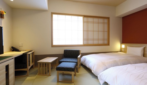 Habitación básica con 2 camas individuales
