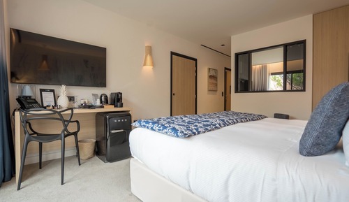 Habitación superior con 1 cama doble o 2 individuales, en la zona del jardín