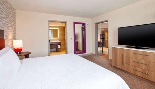 Suite, 1 cama de matrimonio grande, accesible para personas con discapacidad (Roll-In Shower)
