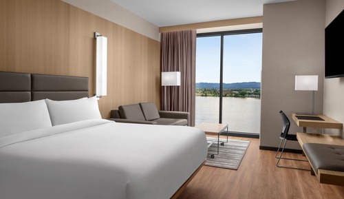 Habitación, 1 cama de matrimonio grande con sofá cama, vistas al río (Hearing Accessible)
