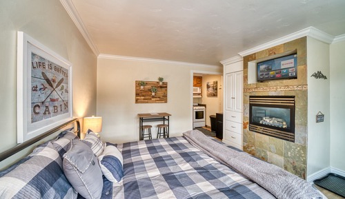 Lodge Unit #4-Studio, Kitchenette