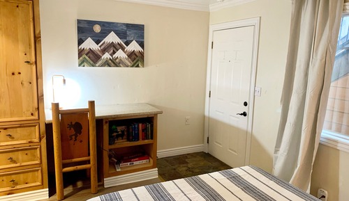 Lodge Unit #2-1 Bedroom, 1 Bath, Full Kitchen