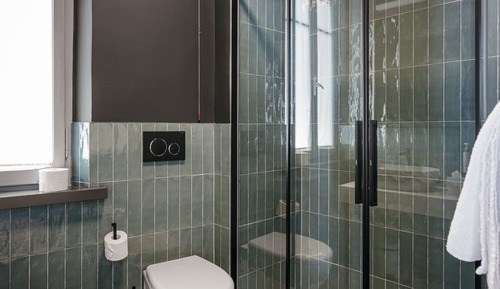 Habitación de diseño, 1 cama de matrimonio grande, bañera de hidromasaje, vistas a la colina