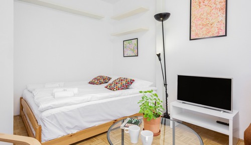 Studio, Balcony