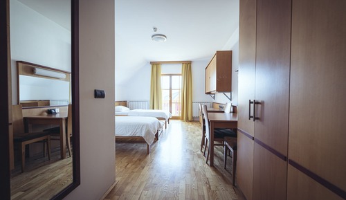 Habitación con 2 camas individuales, balcón