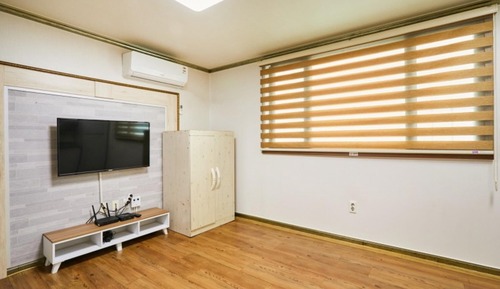 Room (Room 104 small (Ondol))